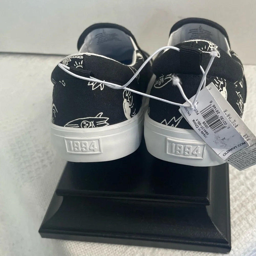 Old Navy Black and White Slip-On Shoes~ Size 5~‎ Summertime